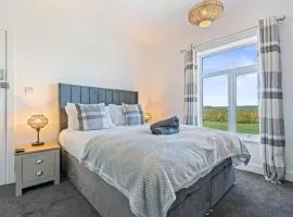 Spacious 5BR House in Staveley Wi-fi Sleeps 10