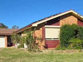 Kingswood में, होटल 4 Bedroom, 3 bath room home in Kingswood NSW, free WIFI Internet, free parking