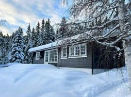 Lakeside Cabin Near Sjusjøen And Lillehammer, hotel din Mesnali