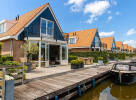 Harbour Villa in Heeg for 6 Guests with Private Dock & Waterfront Terrace、ヘーグのホテル