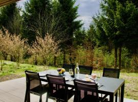 Nature Lake Village – Villa Greenly n°21 – 4 personnes avec jacuzzi, hotel v destinaci Bullange