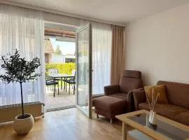 Modernes Ferienhaus "Küstenperle-Haffkrug" mit gemütlicher Terrasse & Stellplatz - nur 4 Minuten zum Strand