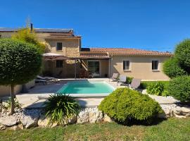 Villa provençale Elara avec piscine, hotel i Sarrians