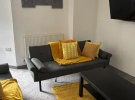Modern 1-Bed Apartment I Ground Floor I Central Location I Free Parking I Long Stays Welcome