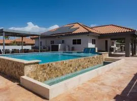 4BR Villa Private Pool 15 Minutes from Eagle Beach