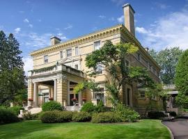 Historic Cotton Mansion by Heirloom Boutique Collection, hotel in Duluth