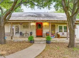 Walk to Granbury Square and Beach! Texas Cottage