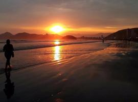 Frente MAR - Gonzaga - Estacionamento próprio - 4 hóspedes - Pé na areia、サントスのホテル