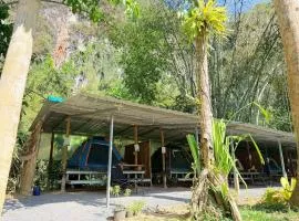 Khaosok Mysterious Restaurant and Camp ร้านลึกลับริมคลอง