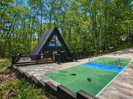 TOP GUEST FAVORITE A-Frame with Sauna & Pickleball โรงแรมในบลูริดจ์