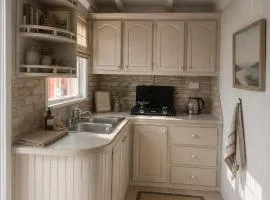 The Happy Hook - Cozy 2 Bedroom Cottage in the Heart of Gros-Islet