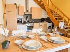 Urlaubsmagie - Maisonette-Wohnung Wanderfalke - Saisonaler Pool, hotel a Lichtenhain