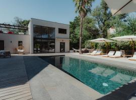 Villa Ryx avec piscine – hotel w mieście Grimaud