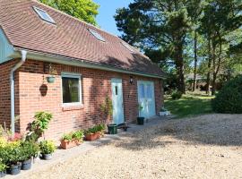Clock House Cottage, hotel sa Brook