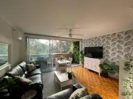 Great location - 5 minutes to the beach and shops