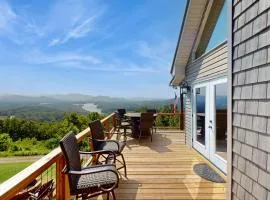 Hot Tub and Stunning Views! Hayesville Retreat