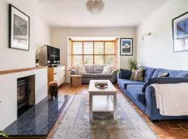 Spacious 4BR House Stunning Garden Driveway