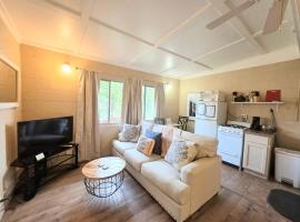 #03 - Fantastic Lakeside Studio Cottage- Pet Friendly, khách sạn ở Hot Springs