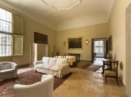 Dimora Castracane - Casa in palazzo storico del 1400 con chiostro, balcone e parcheggio privato