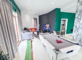 Leeds Dock Penthouse by Furnished Accommodation - FREE Parking, Walk to everything in Leeds, Royal Armouries