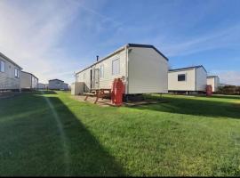 Buxton's Holiday Home - Park Holiday's complex - Beach Access - Free WiFi, Hotel in Saint Osyth
