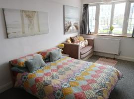 Guest suite 50m from the beach, khách sạn ở Bognor Regis