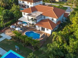 Glam Manor 7,000 Ft Mansion with Waterslide Spa, hotel en Sunrise