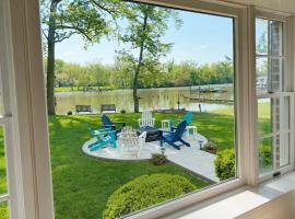 Annapolis Charm Waterfront Getaway Near USNA - FISH & CRAB from your PRIVATE PIER!, hotel i Annapolis