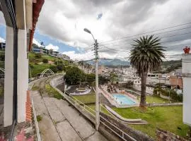 Casa junto al Mercado Copacabana centro de Otavalo