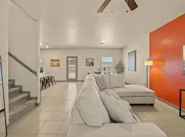 3BR 2BA Modern Farmhouse King Bed Smart TVs