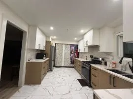 Vancouver Downtown Cozy Guesthouse- Walk to Science World, BC Place, Skytrain, Free Parking