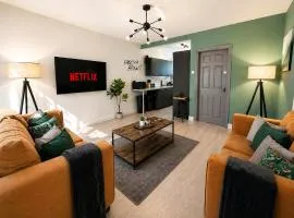 Large 6 Bed House with Free Parking and UltraFast Wi-Fi