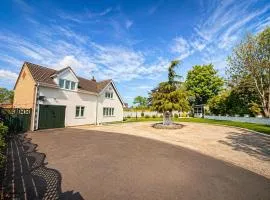 Spacious Villa Style Home, Garden, BBQ, Driveway