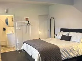 Self Contained gem in the country, near to town