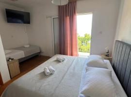 Rooms with shared kitchen "Milica" โรงแรมในดริเวนิก