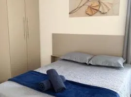 Studio moderno com cozinha completa e Wi-Fi centro