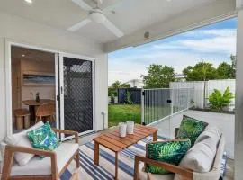 Stylish Family Retreat - Pet Friendly, Beach, Pool