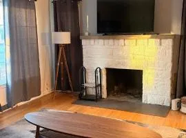 Cute Post-War Minimalist Home 10 Min From Downtown