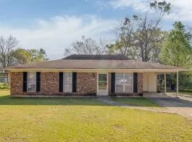 Pet Friendly 3 Bed 2 Bath Home Near ULM and META King Bed Private Yard