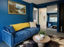 Bold & Stylish CBD Apartment - Superior Stays
