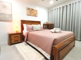 Private Studio with Free Parking, hotel di Holmview