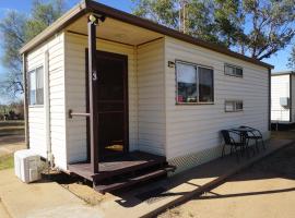 Narromine Rockwall Cabins and Caravan Park, hotel i Narromine