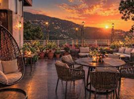 The Grand W H I T E - A Premium Hotel near new BUS STAND SIMLA- Centrally heated #ROOFTOP TERRACE #PARKING #, hotel em Shimla