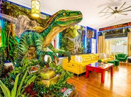 Animatronic Dinosaur, Star Wars Theater, Pool wCinema, 3 Kings, 5BR Near Disney, Hotel in Orlando