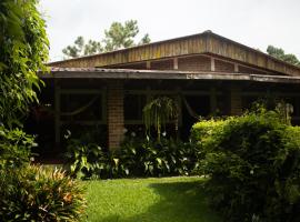 Cozy Countryside Lodge in Ataco with Tropical Gardens, hotel din Los Tablones