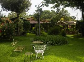 Cozy Countryside Lodge in Ataco with Tropical Gardens, viešbutis mieste Los Tablones