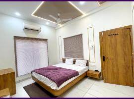 NEAR Mahakal dham TEMPLE Hotel Premium G R Ujjain,Near Mahakaleshwar Jyotirlinga Temple And Railway Station , Fully Air Conditioned Rooms And Wifi , Parking , TOP RATED FAMILY HOTEL IN UJJAIN, Hotel in Ujjain