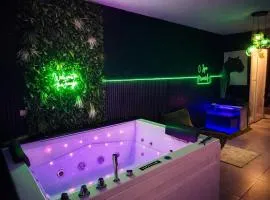 Ô Spa Privatif - Luxury Suite - JACUZZI-SAUNA-NETFLIX-FISHSPA-SERVIETTES-PEIGNOIRS-SANDALES-CAFE