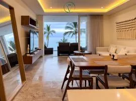 Oceanfront 10 steps of Sandy Beach