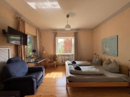 Lautertal Panorama-Suite - Kingsize-Bett & Badewanne & Dusche - Raucherbereich vor überdachten Terrasse - Rosengarten - Parkplätze 15m entfernt- Naturschutzgebiet vor Haustüre - sehr ruhige Gegend - Self-Checkin - 45qm2, מלון בבלאושטיין